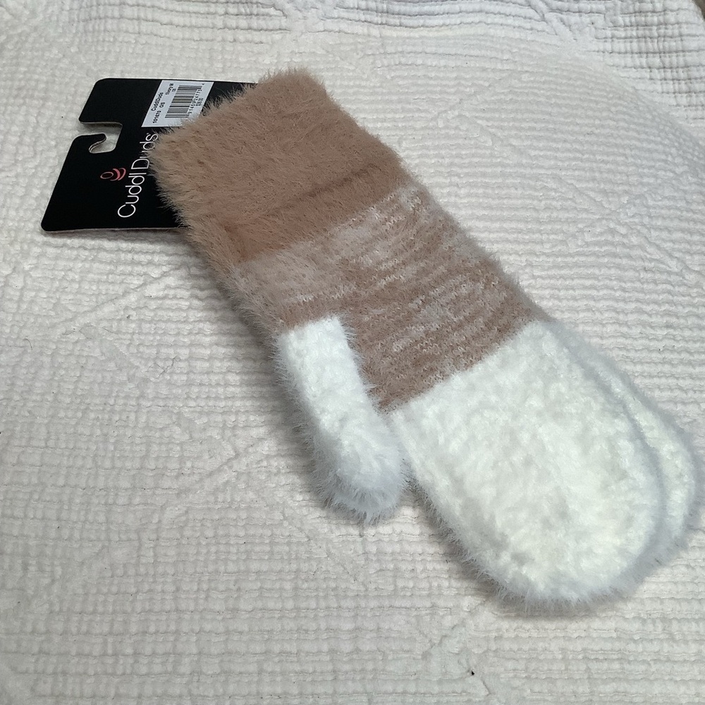 Cuddl Duds NWT Tan and White Ombré Fuzzy Warm mittens - Picture 7 of 8